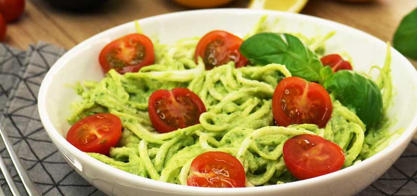 Low Carb Zucchini-Nudeln mit Avocado-Pesto