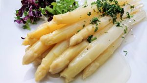 Spargel-Sauce auf Spargel auf einem Teller