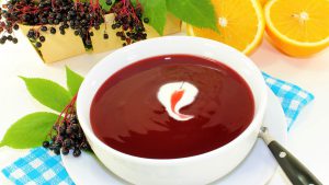 eine Schale Holunderbeersuppe mit frischen Holunderbeeren