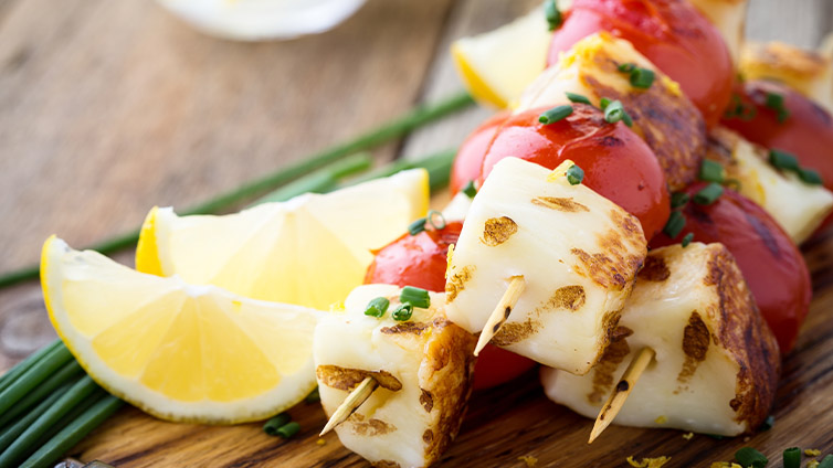 Grillspieße mit Halloumi und Tomate