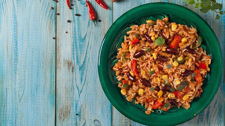 Reissalat mit Bohnen und Mais von oben