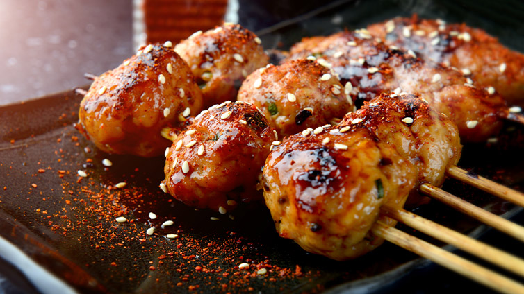 Grillspieße: Tsukune mit Sauce und Sesam