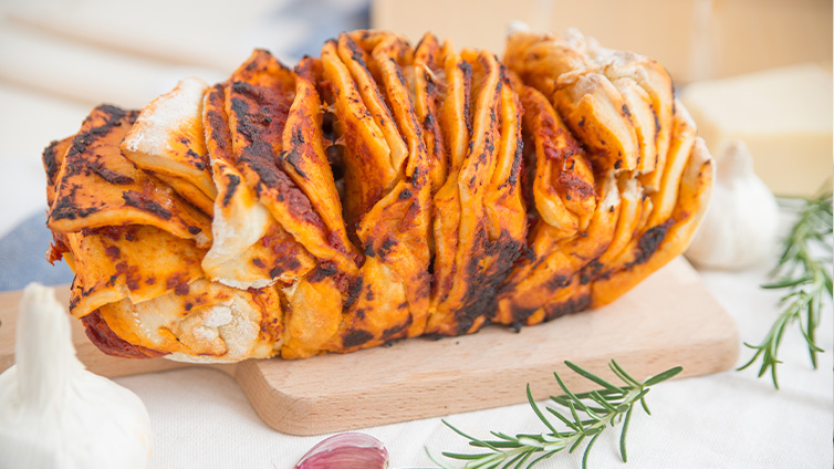 Zupfbrot mit Tomatensauce und Mozzarella