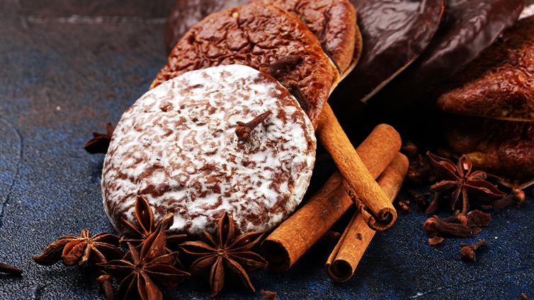 Elisenlebkuchen mit Zimtstangen und Sternanis