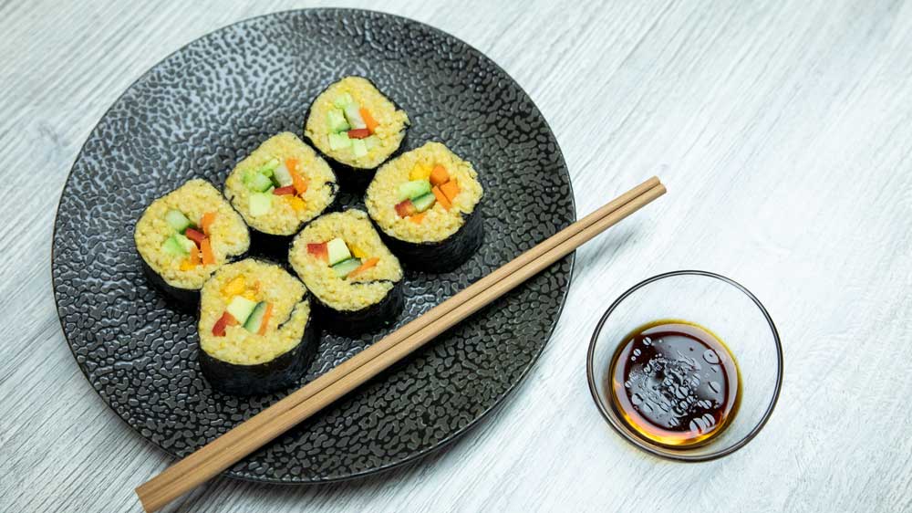 Hirse-Sushi mit Avocado-Füllung