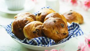 Quarkbrötchen mit Rosinen in einem Brotkorb