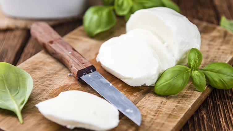 Angeschnittener Mozzarella auf Holbrett