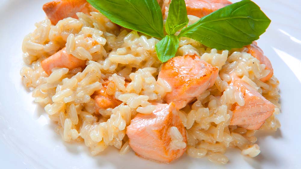 Risotto mit Lachs auf dem Teller