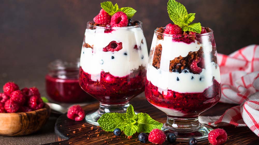 Quarkspeise mit Beeren im Glas