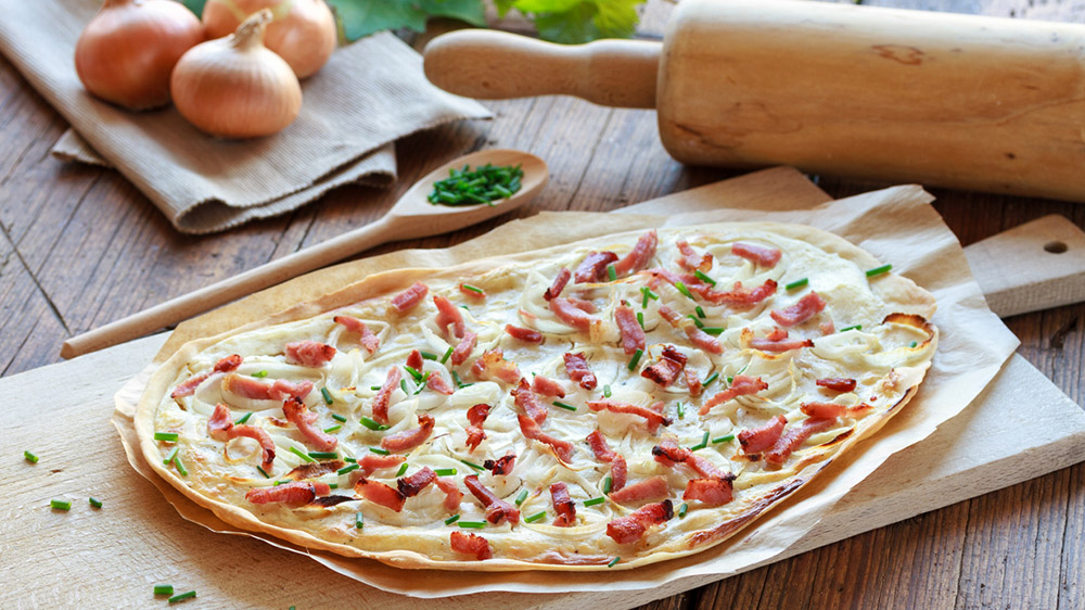 Original Flammkuchen mit Speck und Zwiebeln