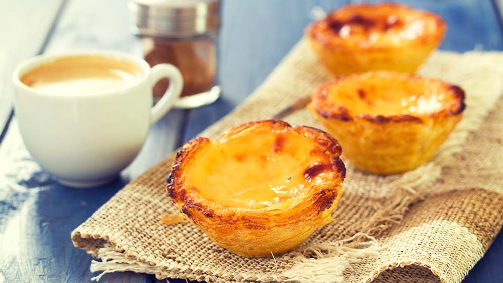 Pasteis de Nata mit einem Kaffee auf Tuch