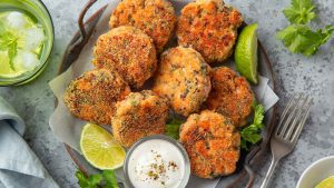 Fischfrikadellen auf Teller mit Dip