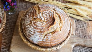 Frisch gebackenes Bauernbrot rund und in Form dank Gärkörbchen