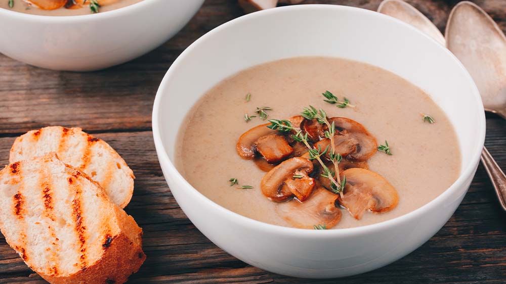 Suppe aus Champignons in Schale