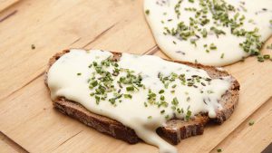 Kochkäse auf Brot mit Kräutern