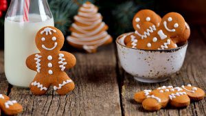 Lebkuchen zum Ausstechen in einem Schälchen