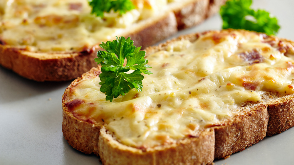 Flammkuchen Toast mit Käse.