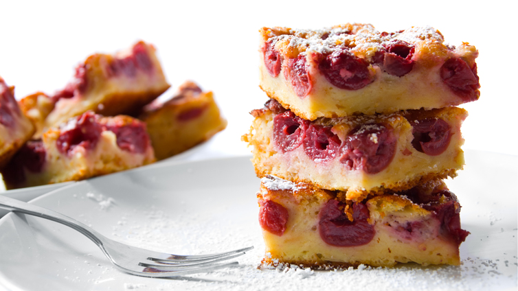 Schneller Blechkuchen mit Pudding und Kirschen