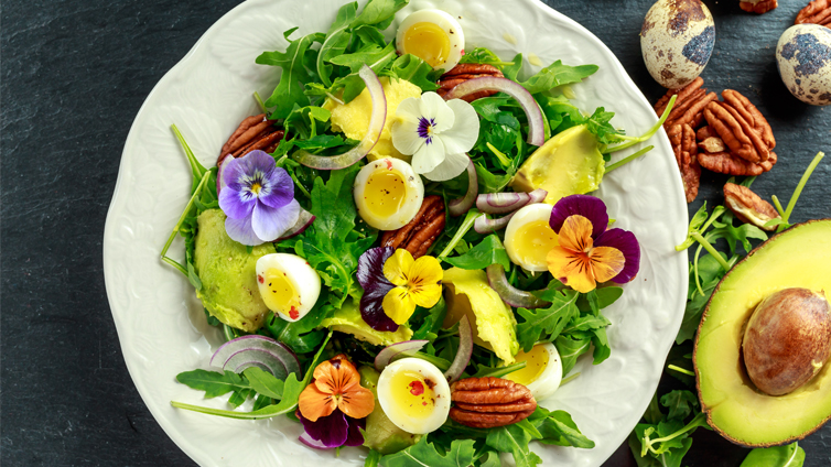 Wildkräutersalat mit Eiern auf Teller