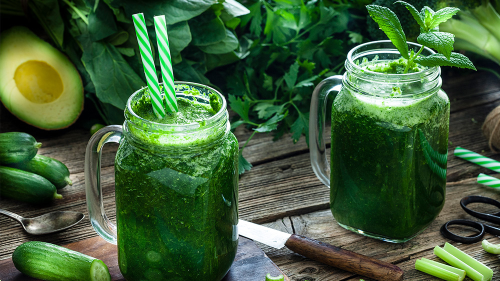 Gemüse-Smoothie mit Gurke, Avocado, Karotte und Quark