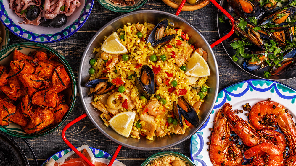 Paella Valenciana mit Fleisch, Fisch und Meeresfrüchten