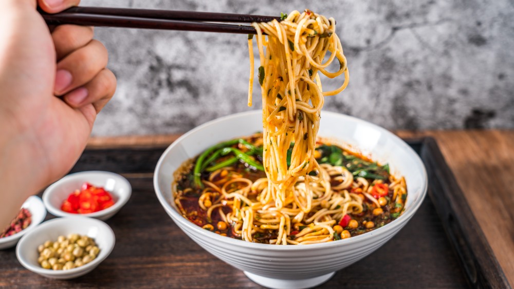 Ramen-Nudeln selbstgemacht in einer Schüssel.