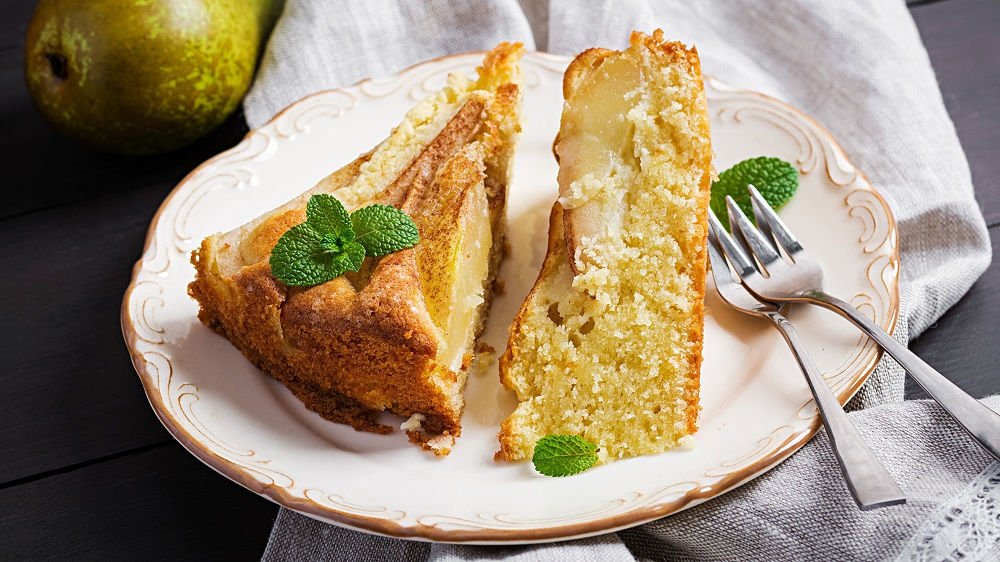 Stücke Birnenkuchen aus Teller