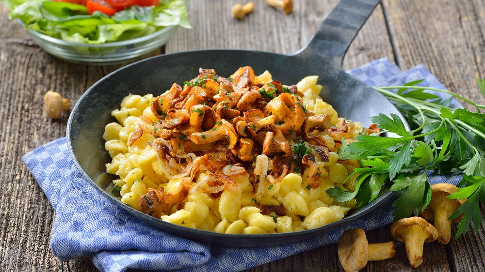 Spätzle mit Pfifferlingen in der Pfanne.