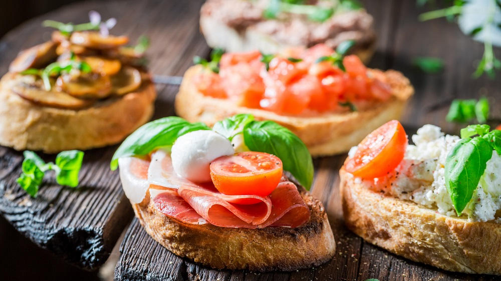 Auswahl verschiedener Crostini auf Brett.