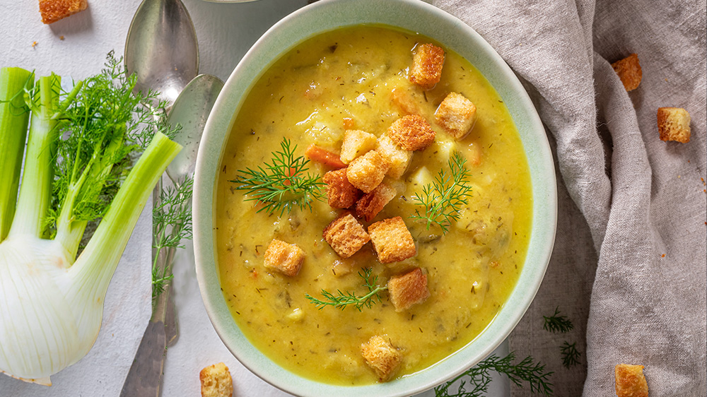 Fenchelsuppe mit Karotte und Kartoffel in einer Schüssel garniert mit Croutons