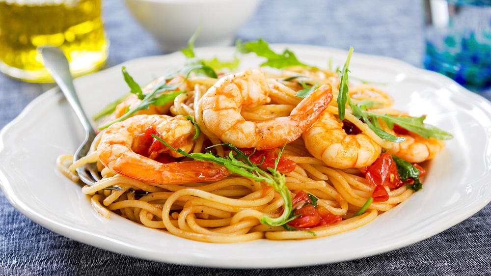 Spaghetti mit Garnelen auf einem Teller.