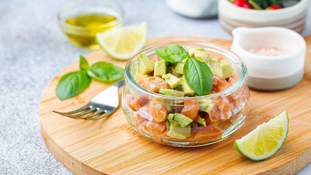 Avocado-Lachs-Vorspeise im Glas serviert.