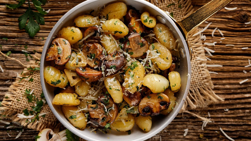 Gnocchi mit Pilzen in einer Pfanne von oben.