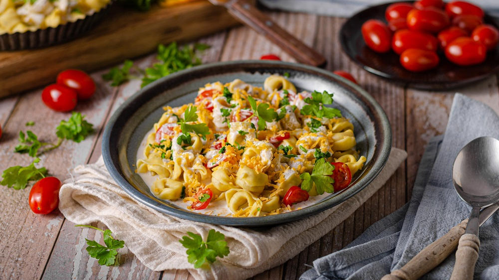 Tortellini-Pfanne auf einem Teller mit Zutaten.