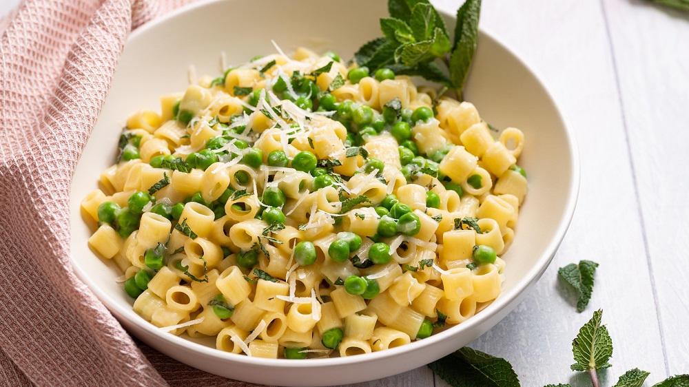 Pasta mit Erbsen in einer Schale.