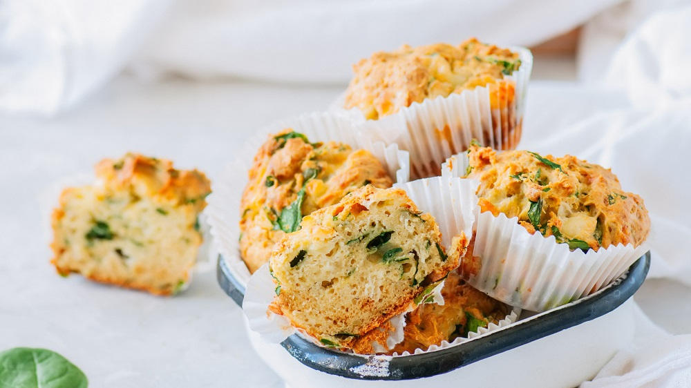 Herzhafte Muffins mit Käse und Spinat in einer Schüssel.