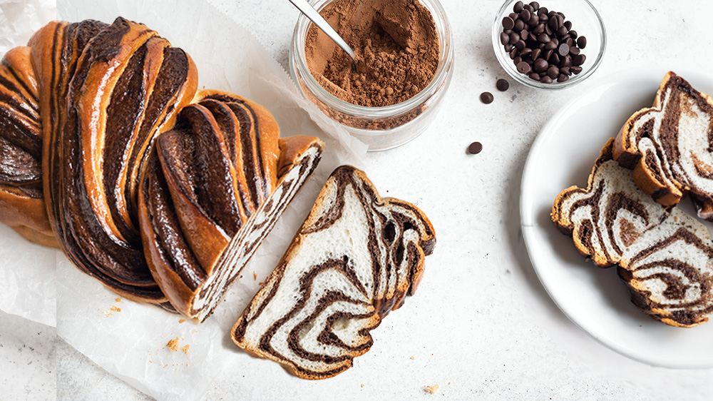 Babka angeschnitten und mit Zutaten von oben.