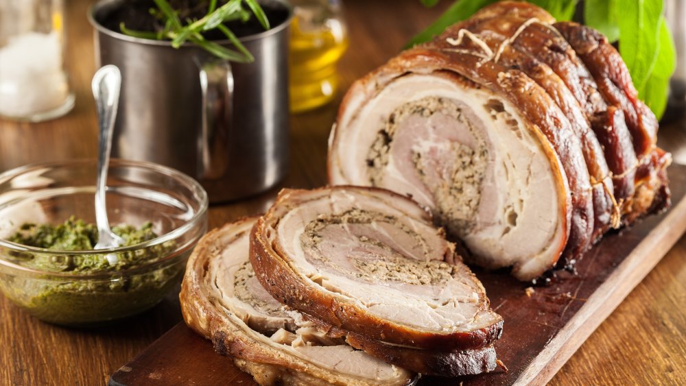 Porchetta auf einem Schneidebrett.