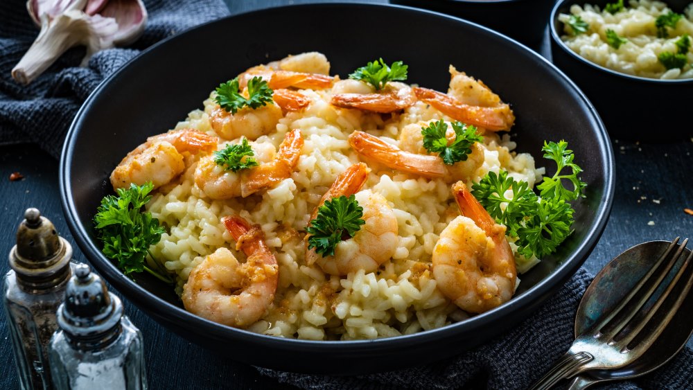 Risotto mit Garnelen in einer Schale.