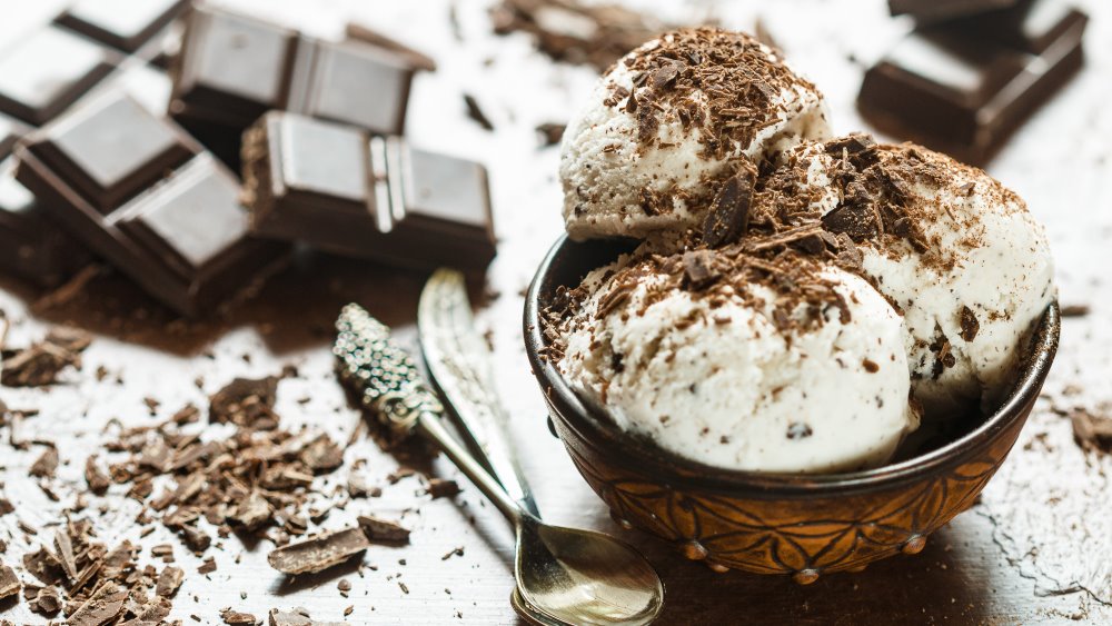 Stracciatella-Eis in einer Schale mit Zutaten.