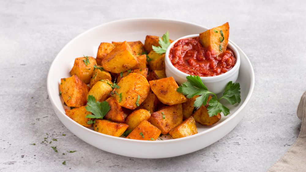 Patatas Bravas in einer Schüssel.